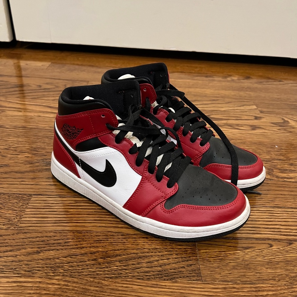 Air Jordan 1 Mid Chicago Black Toe